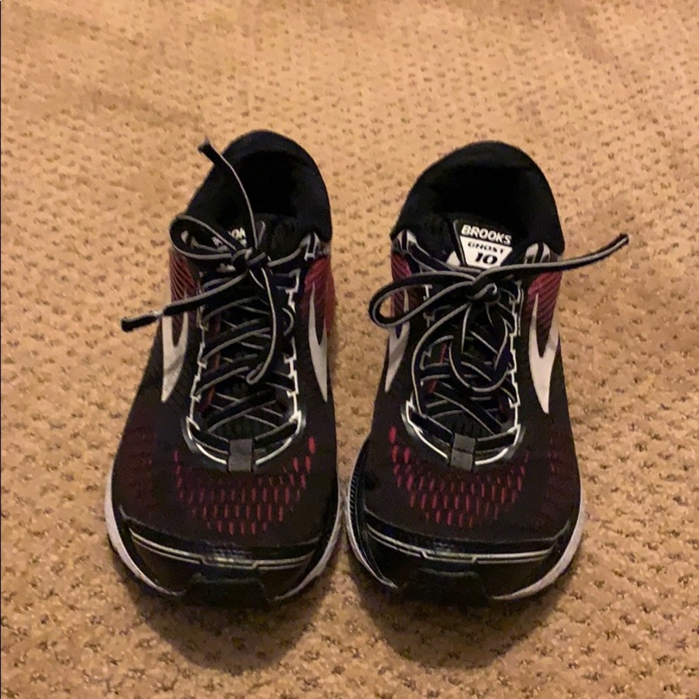 Brooks women’s Running Shoes Black with Red Accents